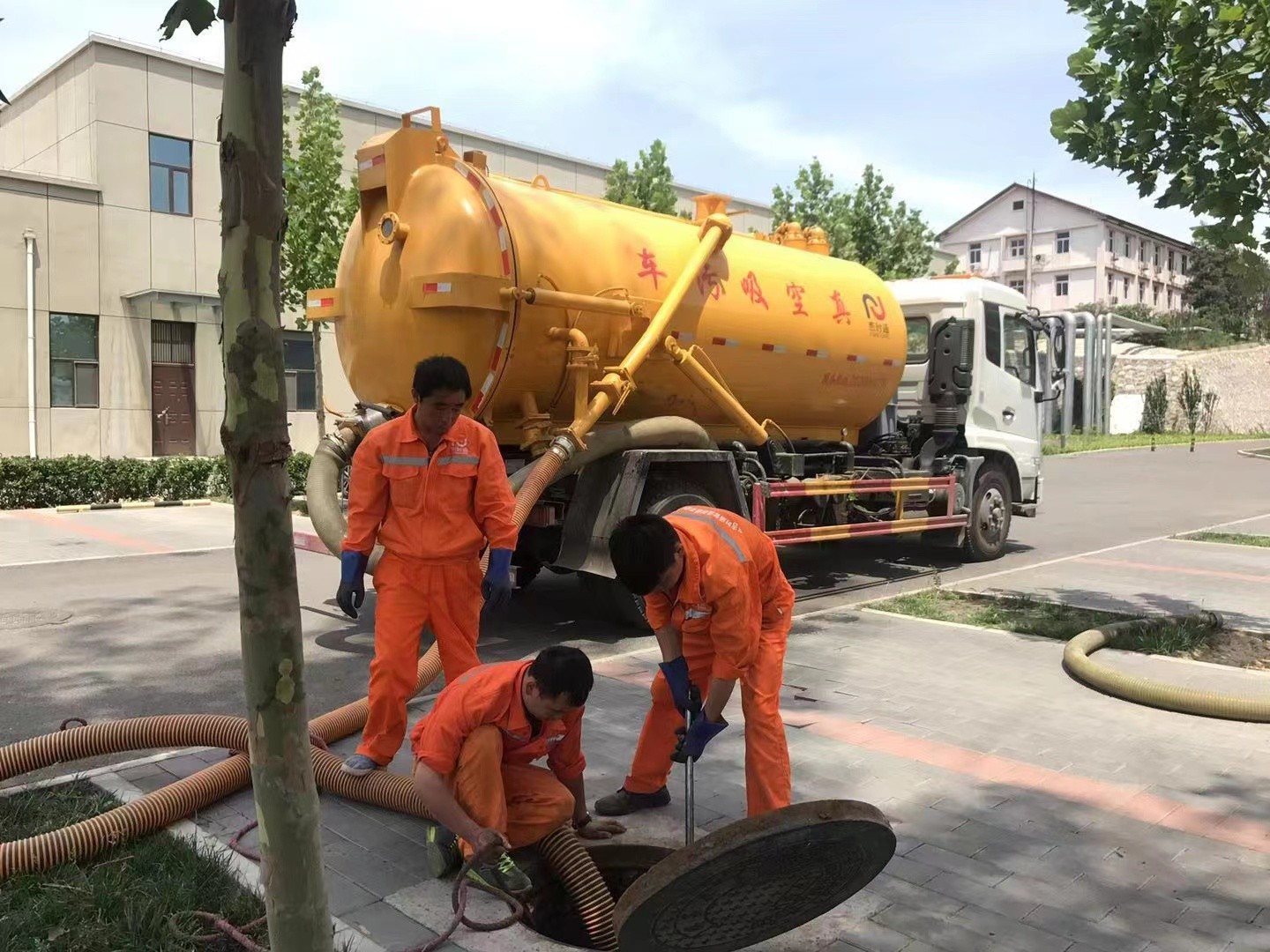 安义管道疏通车停在窨井附近